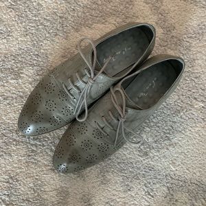 Mona Flying Grey Derby Shoes. Size 8 (39)